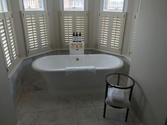 More than sumptous in size for 2 / blinds can be opened for parkview 