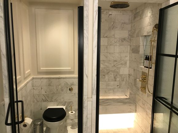 Toilet without bidet hose and seperate showerstall with great showerpressure and heat