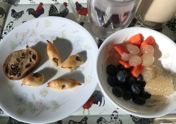 This one shows the Moroccan blueberries , Malaysian pomelo & papaya , Thai longans and bacon twists & raisin bread . Along with iced latte & water with lots of ice cubes 