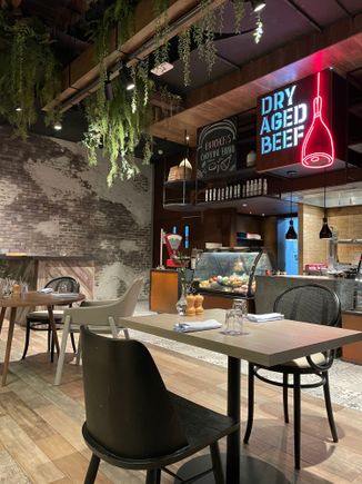 Buffet and à la carte restaurant 