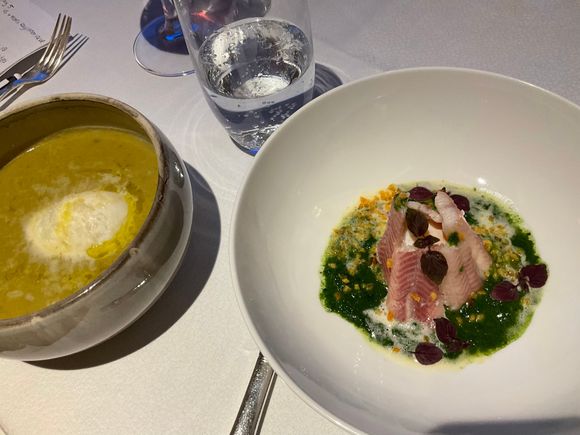 À la carte pour commençer : Potage Parmentier with Poached Duck Egg, Gruyère Cheese & Eel and 
Smoked Eel, Potato Crumble, Apple, Quail Egg
