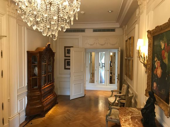 Entrance vestibule facing closet antechamber