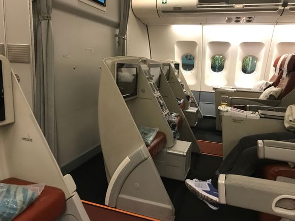 On board to CMB - cabin 25% loaded.  Later a gentlemen boarded in 1J and went immediate lie flat even for take off!