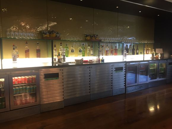 4 hours in 3 lounges