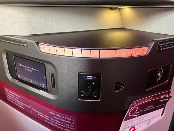 Seat controls, charging station, headphone socket and IFE controller 