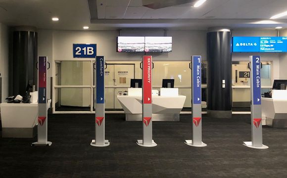 Narrow gate variant of the new boarding poles at LAX