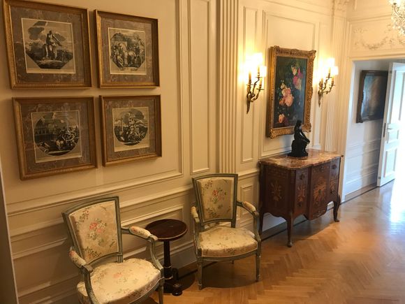 Entrance vestibule can double as audience waiting room 