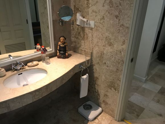 See the doll on the sink : http://www.loroblonyo.org/
