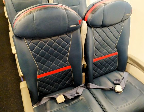 Business class seating on the SkyWest Canadair régional jet