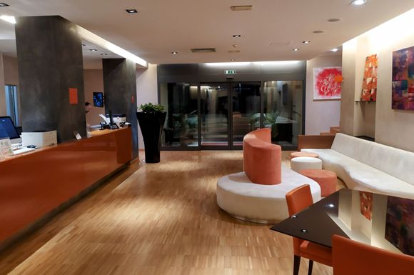 Spacious reception area at the Hotel Major near Trieste airport 