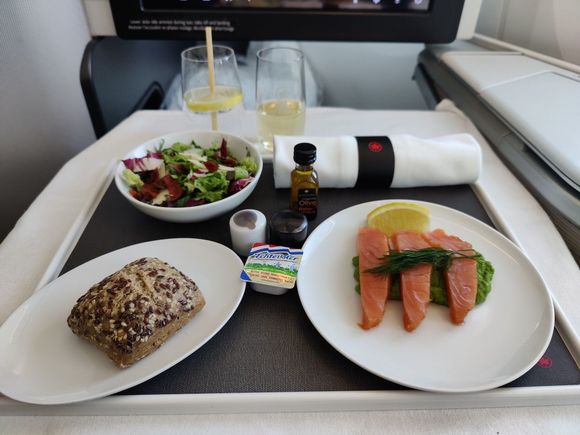 Smoked salmon with green peas purée