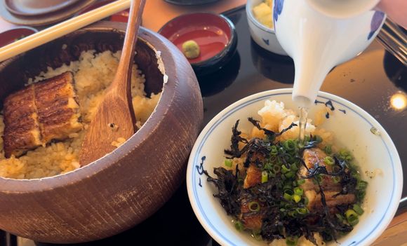 Eating hitsumabushi (unagi donburi that is eaten ochazuke style)