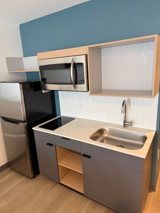 The kitchenette is nice. As expected no cutlery or other kitchenware. 
