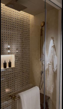 Junior suite shower