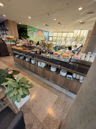 Breakfast at the Holiday Inn Airport 