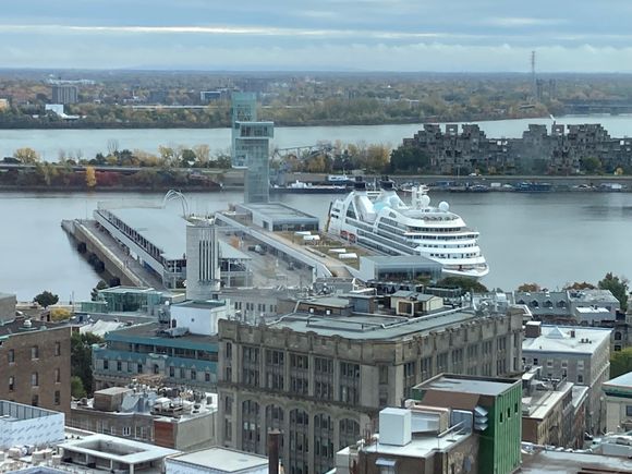 And with a view on the Cruise Terminal and the Seabourn Quest cruise ship: you could walk from the hotel .... but with 3 trunks it is easy but nit when it is raining ....