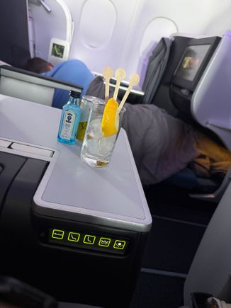 I don’t know if Aer Lingus were trying to get rid of surplus stirrers but I got 3 in my drink 😆.