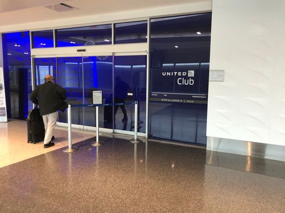 Since we arrived 15 minutes early, I chose to pass on another prepackaged United lounge snack, so I headed over to D gates for a "hot" mean at the Centurion Lounge.