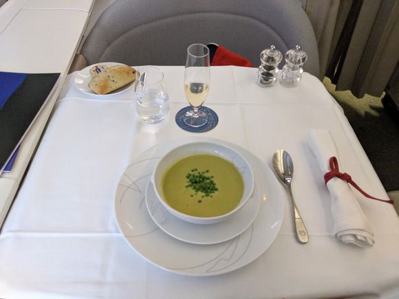 The pea soup, which seems to be consistently the highlight of La Première: this one was amaaazing! The only issue is that it was badly reheated so it had cold spots, but taste wise it was perfect.