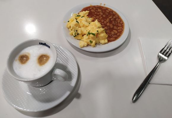 Breakfast in the lounge 