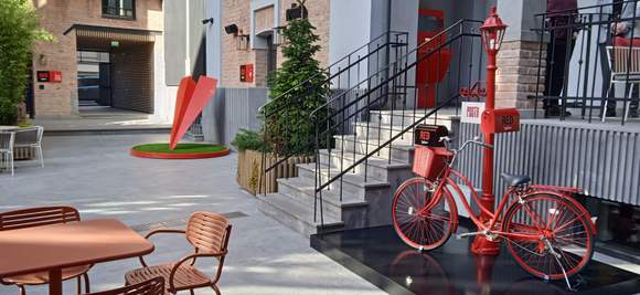courtyard at back of hotel ...no street noise