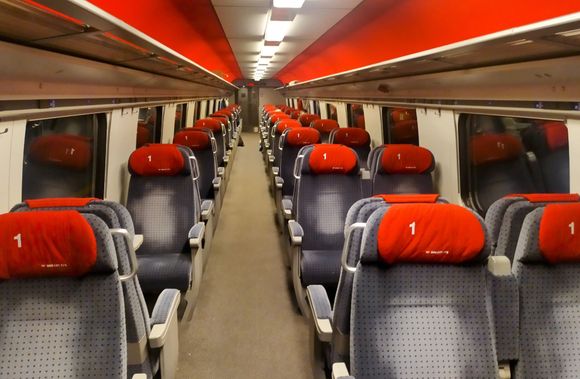 And this is the other 1st class configuration, on single level train carriages which are older because they already existed before the double deckers were introduced 