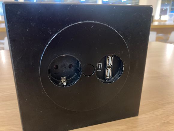 Energy outlets and sockets in the lounge 