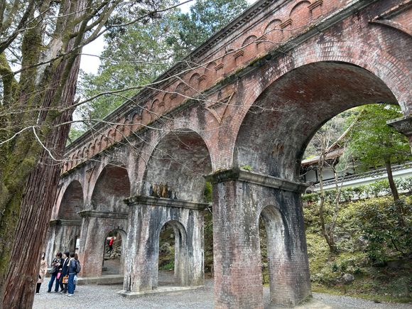 An aqueduct 