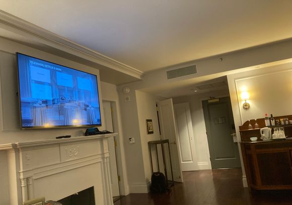 A huge Philips TV and lovely mantle piece ...... word of warning the airconditioning works extremely well .... especially for our American friends who like to wake up with icicles hanging down their noses and prefer the livingroom to feel like a freezer !
