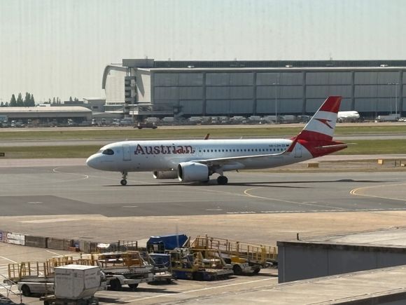 Austrian A320neo OE-LZN taxiing in from Vienna