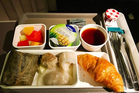 CX HKG-LAX Premium Economy pre arrival/breakfast dim sum