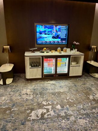 Drink stations were also spread nicely around the lounge too