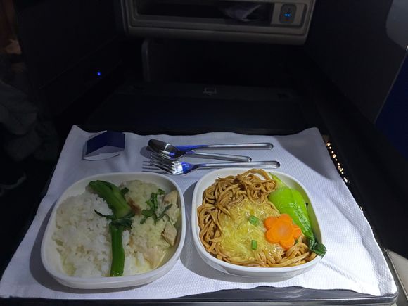 Chinese Tapas mid-flight…I chose the crab e-fu noodles and the ginger chicken rice (quite tasty)