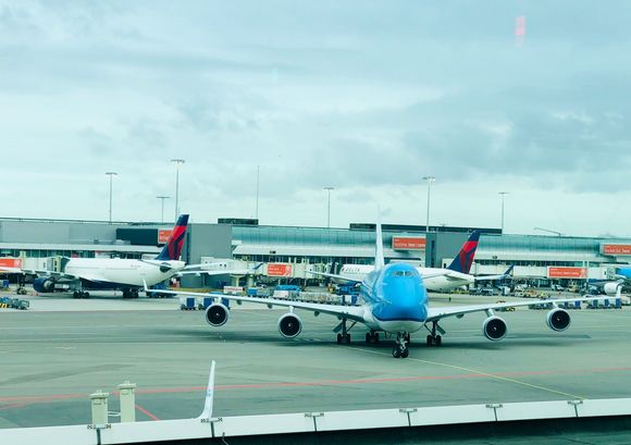 KLM 747 framed with DL tails at Schipol
