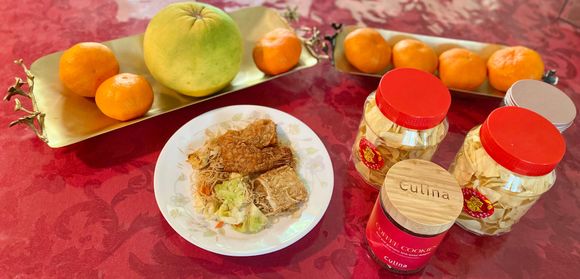 Fried vermicelli with fish and squid cutlets 
