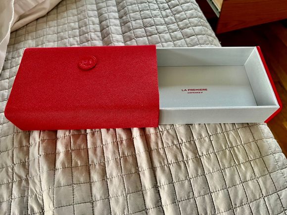 New amenity kit (also comes in white…same contents as before but pen was a porcelaine white instead of gray/silver)