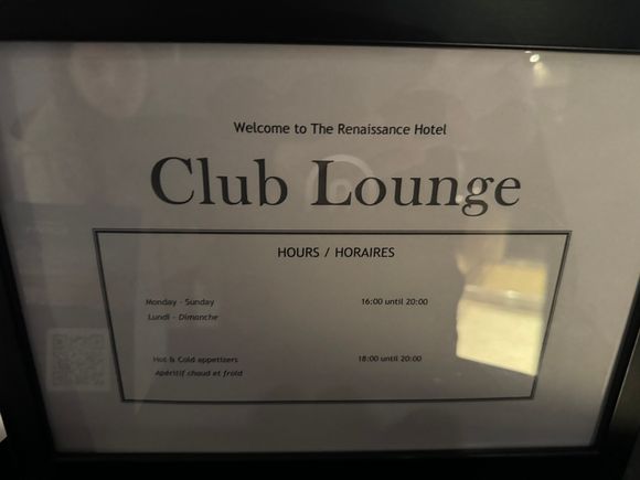 The club lounge is accessible directly from the elevator on the first floor. The selection of food was definitely not suitable as a dinner ersatz, at least not any reasonably balanced meal. Red, rose and white wines were available starting at 16:00 as well as beer and other soft drinks. 