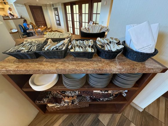 Yes, there were paper plates in use, but mainly for "to go" and families with young children. 