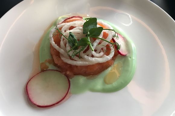 starter (smoked salmon tartare) 
