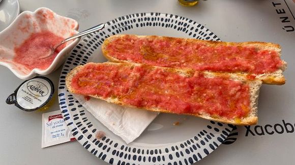 Breakfast of cafe con leche and pitufo con aceite y tomate