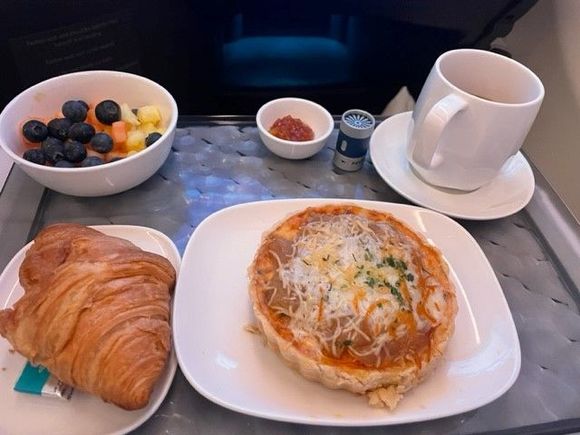 MSP - HND: Prearrival onion quiche; the ham quiche out of DCA was better