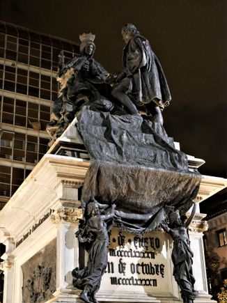 Queen Isabel with Columbus. Plaza Isabel la Catolica.