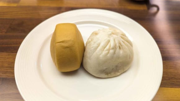 The two types of buns in the steamers