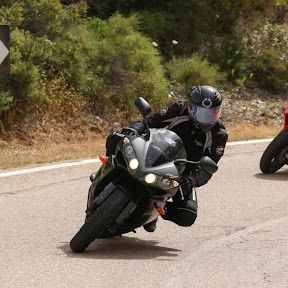 Ich fahre Motorrad auf den besten Straßen Sardiniens