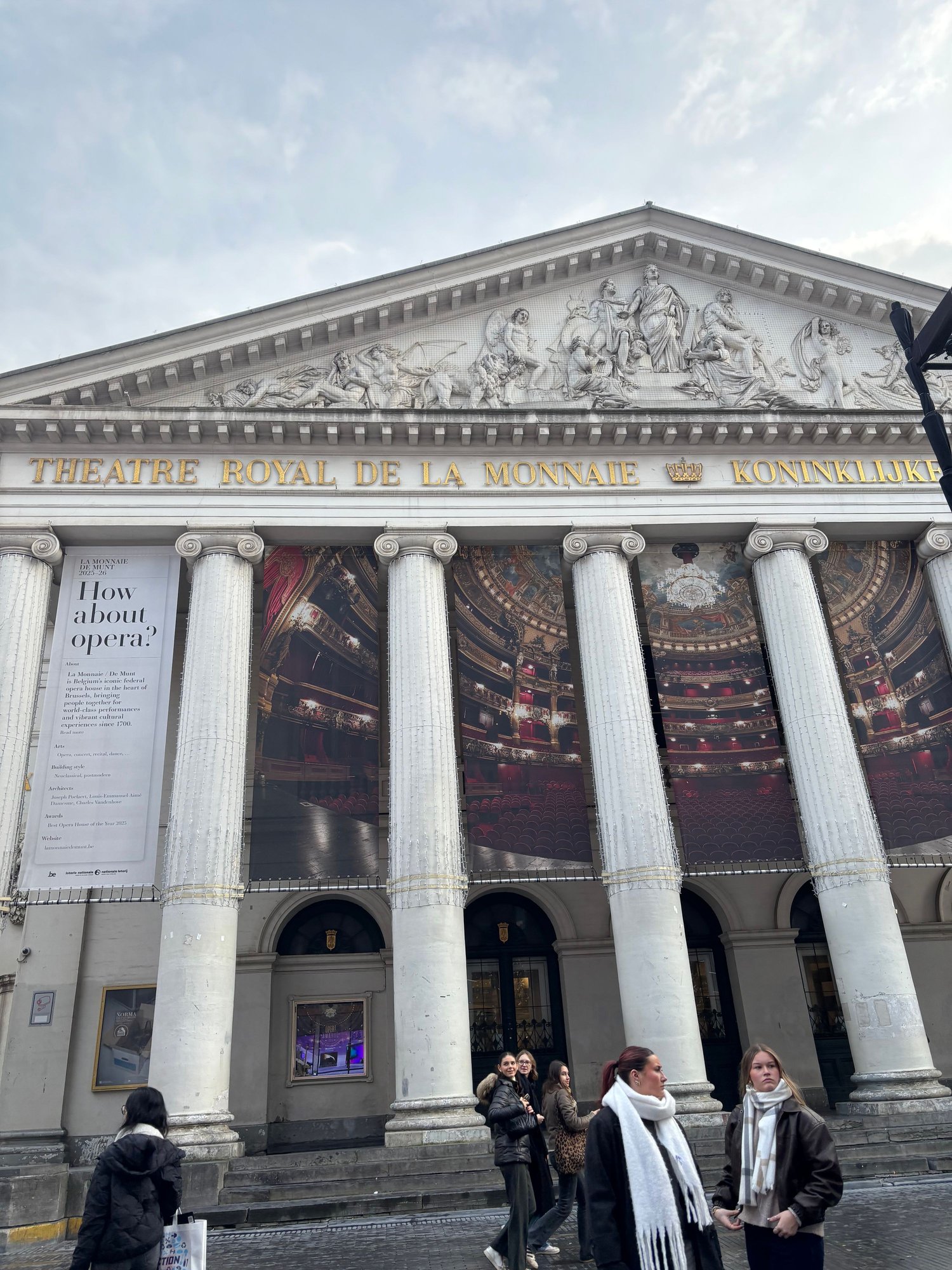 Th��tre Royale de la Monnaie, where there was a cluster of market stalls.