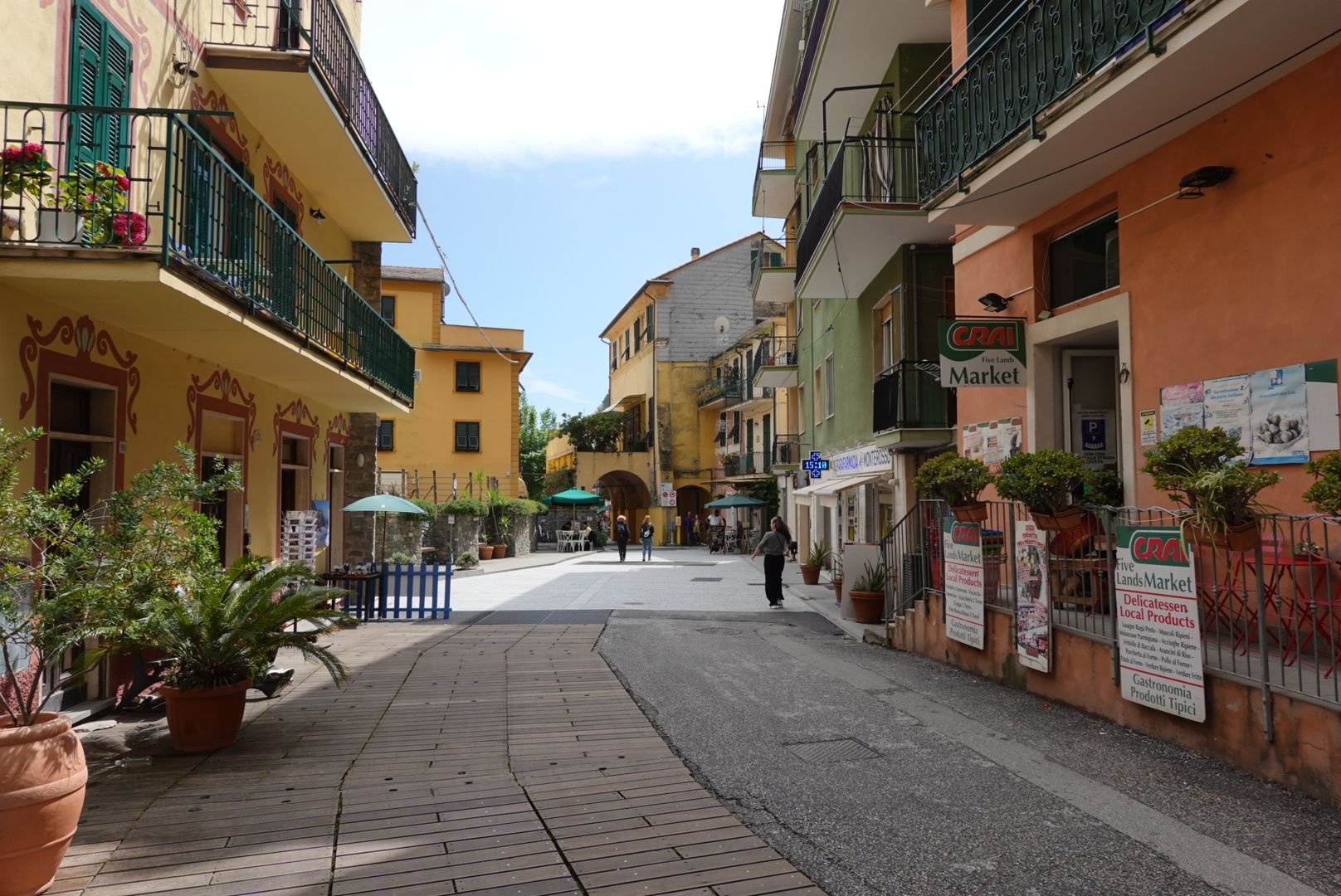 The sun finally came out after 3 pm, so it wa time to tackle the trail to Vernazza
