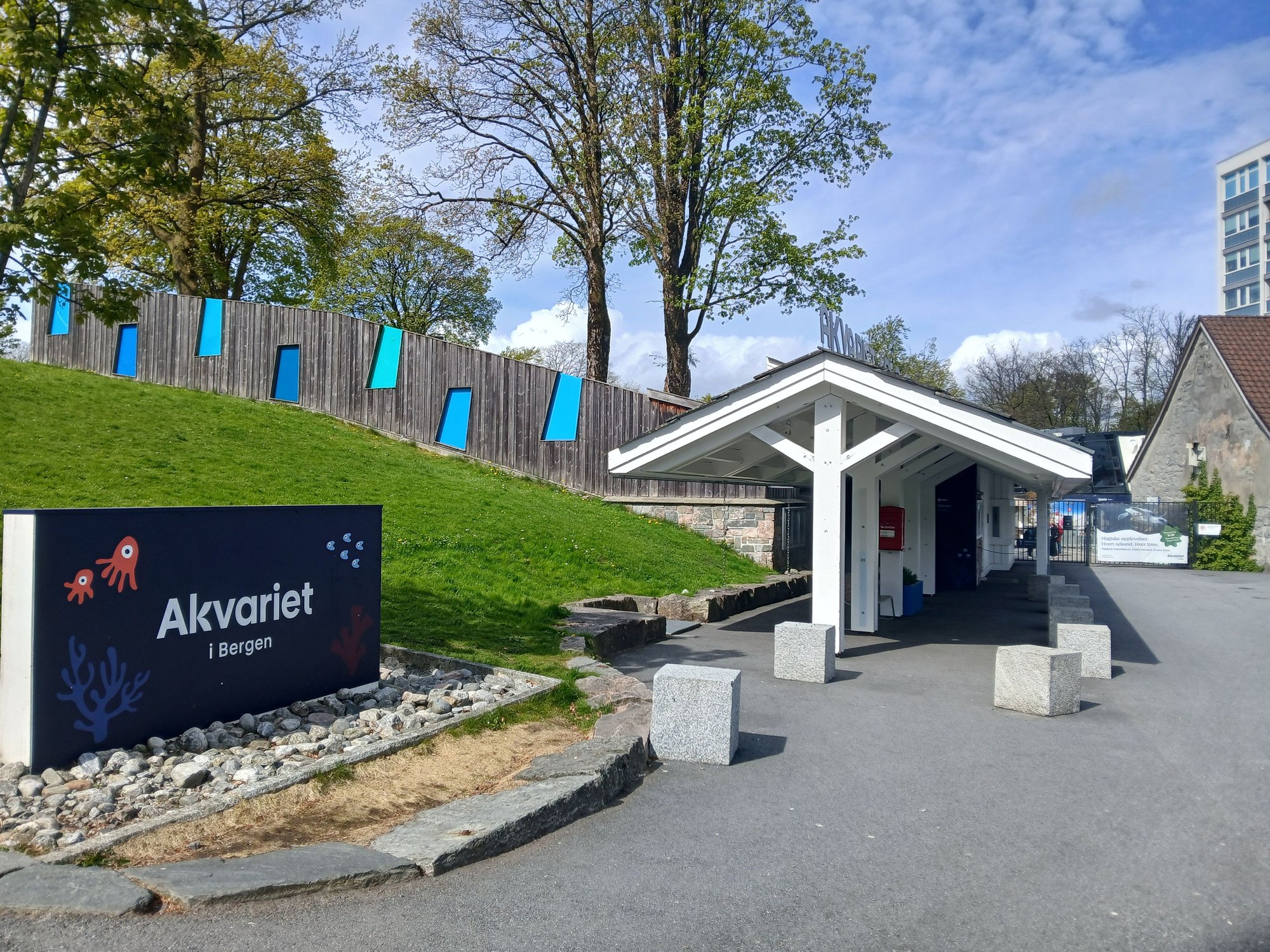 Passing the acquarium, on the way to the park