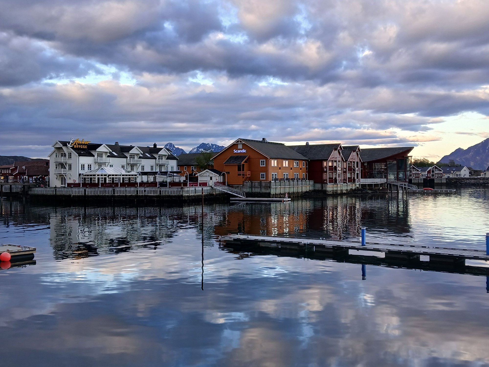 Passing Lamholmen, the little iselt with robus and hotel