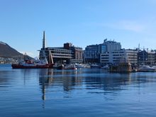 Looking back at the harbour, the ship-like building is Scandic Ishavshotel 