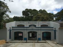 The Visitors' Center.  The Chorti Mayan phrase for "welcome" appears towards the upper right, below the orange "Welkom."